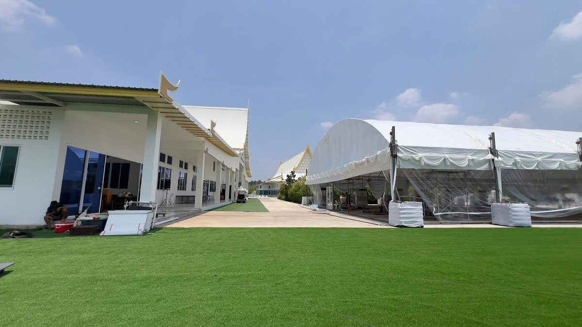 เต็นท์โค้งขาวงานพระราชทานเพลิงศพ