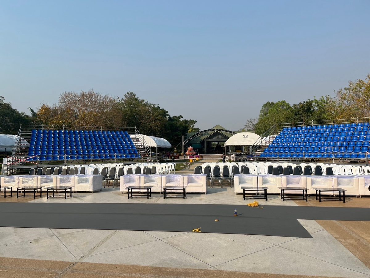 เต็นท์และอัฒจันทร์ที่วัดเขาชีจรรย์